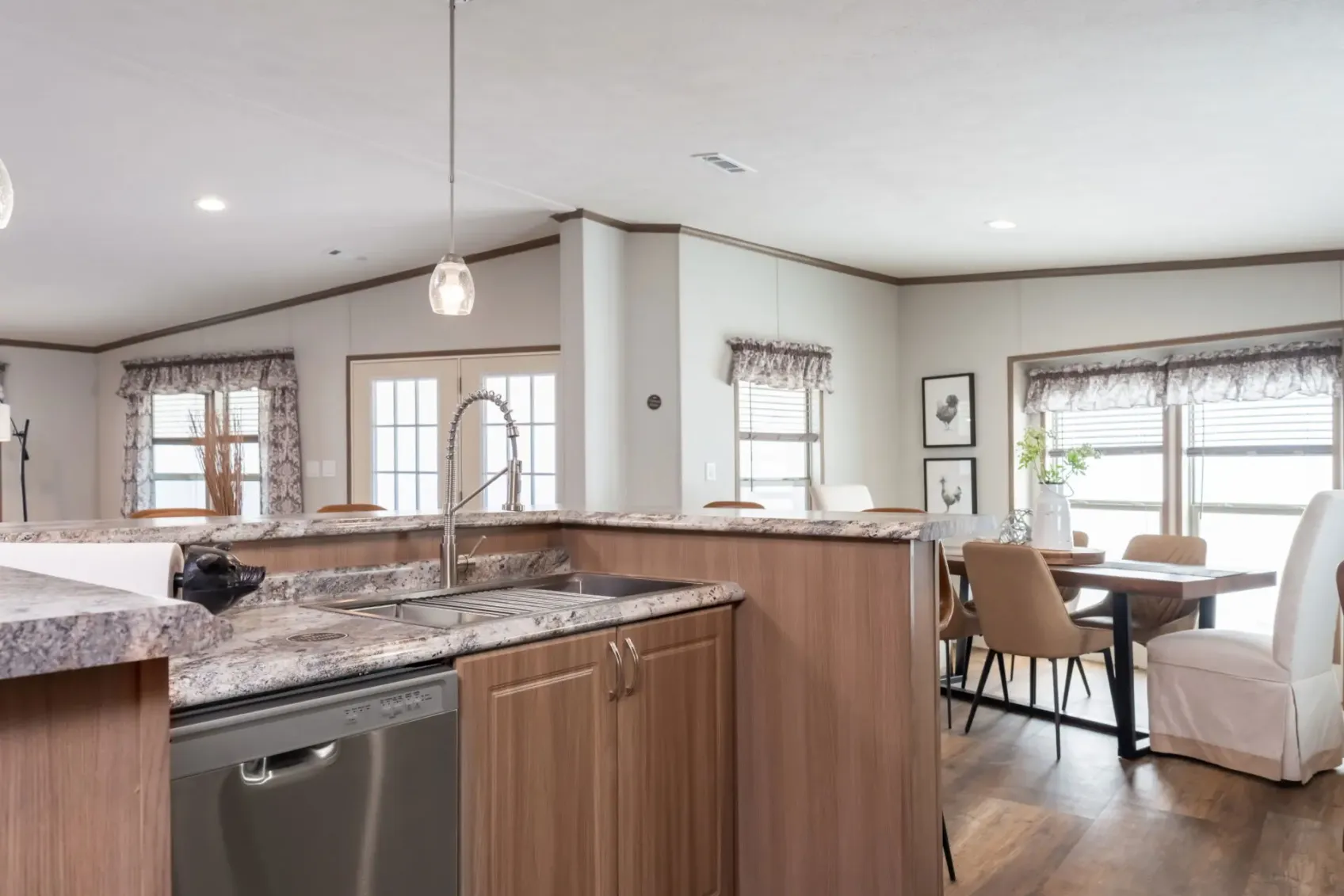 3264-32AP-12 Dining area of Legacy Heritage Doublewide 3264-32AP in Las Cruces